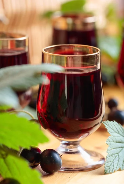 自制黑醋栗甜酒和新鲜浆果 木质背景 — 图库照片