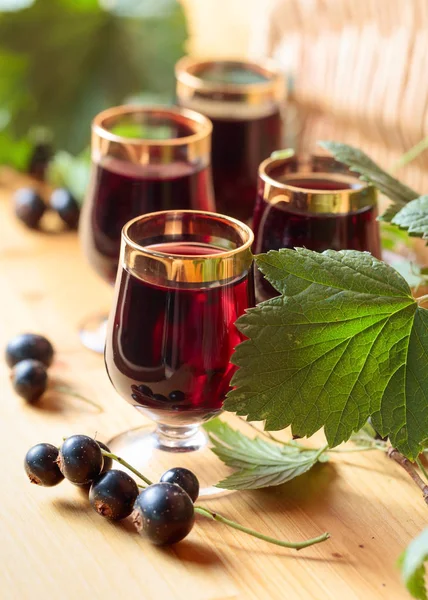 Homemade Black Currant Liqueur Fresh Berries Wooden Background — Stock Photo, Image