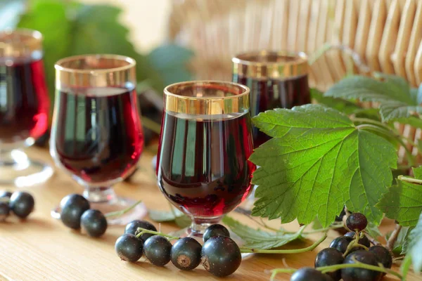 Homemade Black Currant Liqueur Fresh Berries Wooden Background — Stock Photo, Image