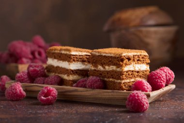 Krem ve kırmızı ahududu ile ev yapımı katmanlı tatlım pasta.