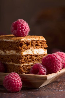 Krem ve kırmızı ahududu ile ev yapımı katmanlı tatlım pasta.