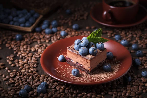 Schokoladenkuchen Mit Blaubeeren Und Minze Auf Braunem Teller — Stockfoto