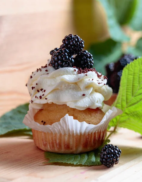Tasty Blackberry Cakes Berries Cream Wooden Table — Stock Photo, Image