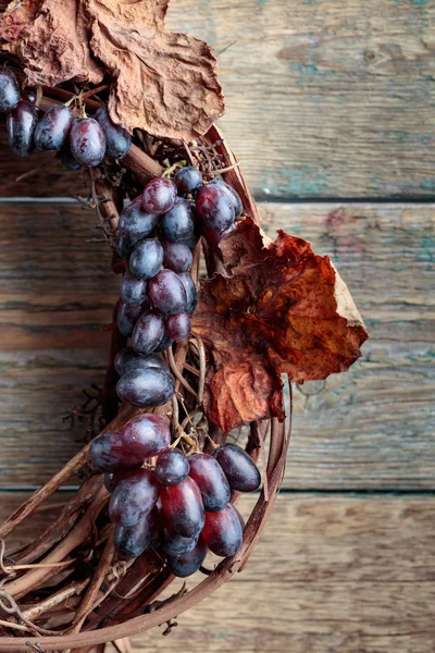 Uvas Folhas Videira Secas Fundo Madeira Copiar Espaço Para Seu — Fotografia de Stock