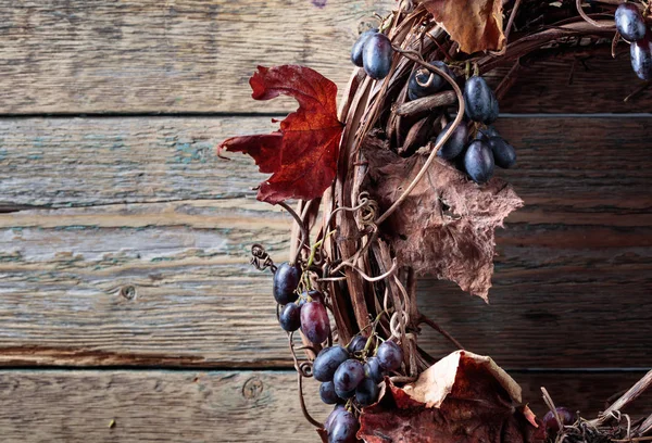 Druvor Och Torkade Vinblad Träbakgrund Kopiera Utrymme För Din Text — Stockfoto