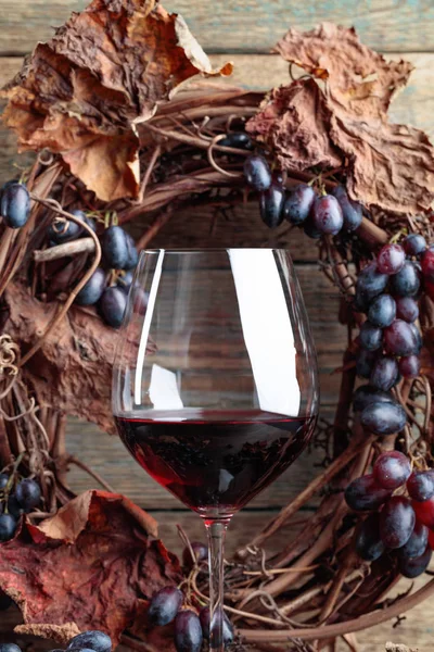赤ワインとブドウと乾燥ブドウの葉のガラス — ストック写真