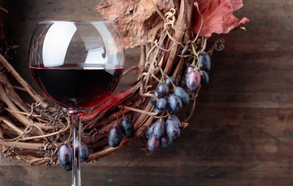 Glas Rotwein Mit Trauben Und Getrockneten Weinblättern Kopierraum Für Ihren — Stockfoto