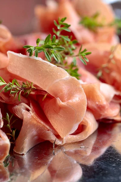 Włoskiego Prosciutto Crudo Lub Jamon Tymiankiem Metalowej Tacy — Zdjęcie stockowe