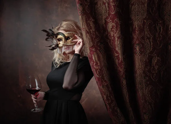 Portrait Belle Jeune Femme Avec Masque Carnaval Verre Vin Rouge — Photo