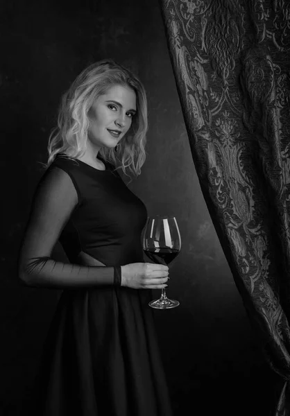 Portrait Belle Jeune Femme Avec Verre Vin Rouge Noir Blanc — Photo