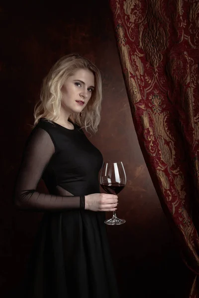 Portrait Belle Jeune Femme Avec Verre Vin Rouge — Photo