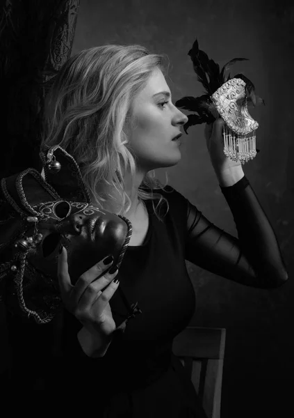 Πορτρέτο Του Όμορφη Νεαρή Γυναίκα Στο Μαύρο Φόρεμα Μάσκες Καρναβαλιού — Φωτογραφία Αρχείου