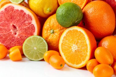 Turunçgil meyvelerini kapatın. Limon, limon, mandalina, pembe greyfurt ve portakal parçaları.. 