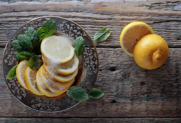 Tranches Citron Avec Sucre Menthe Sur Une Table Bois — Photo