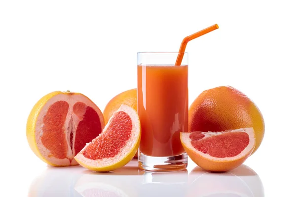 Glas Frischer Grapefruitsaft Und Geschnittene Früchte Isoliert Auf Weißem Hintergrund — Stockfoto