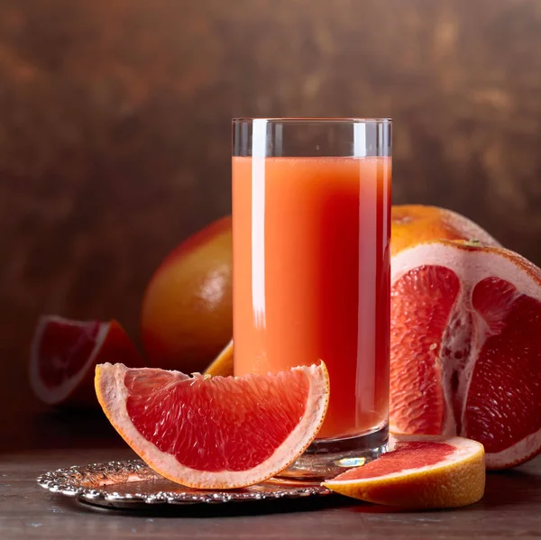 Sklenka Čerstvé Grapefruitové Šťávy Řezu Ovoce Starý Dřevěný Stůl — Stock fotografie