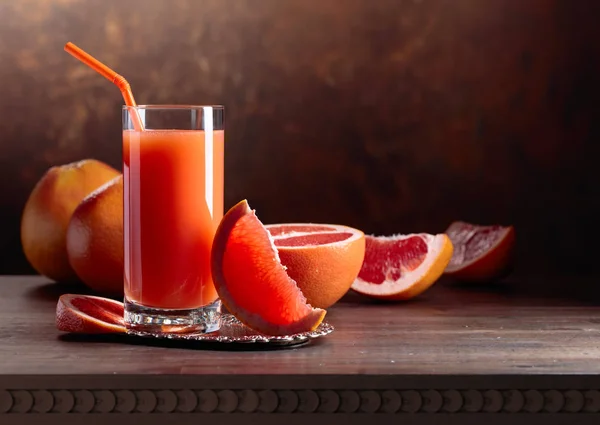 Copo Suco Toranja Fresco Frutas Cortadas Velha Mesa Madeira — Fotografia de Stock