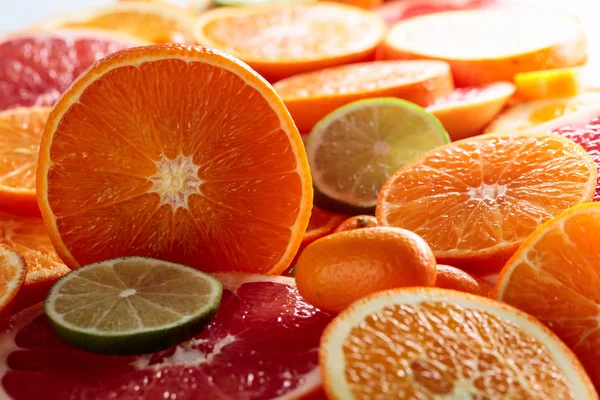 Sluiten Van Citrusvruchten Stukken Citroen Limoen Mandarijn Roze Grapefruit Sinaasappel — Stockfoto