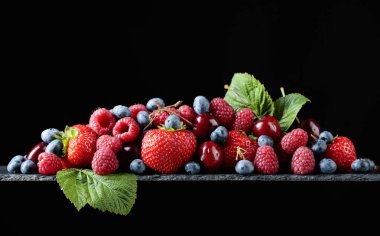 Çilek portre renkli çeşitli karışımı çilek, yaban mersini, ahududu ve Studio siyah arka plan üzerine tatlı kiraz.