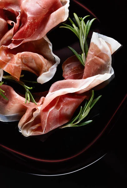 Prosciutto Rozmaring Fekete Lemez Szemközti Nézet — Stock Fotó