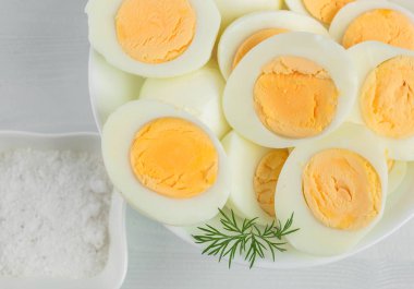 Dereotu ile haşlanmış yumurta ve tuz, en iyi görünümü.