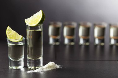 Tekila, limon ve tuz siyah tablo, kopya alanı.