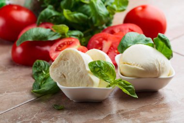  domates ve fesleğen mutfak masası üzerinde mozzarella