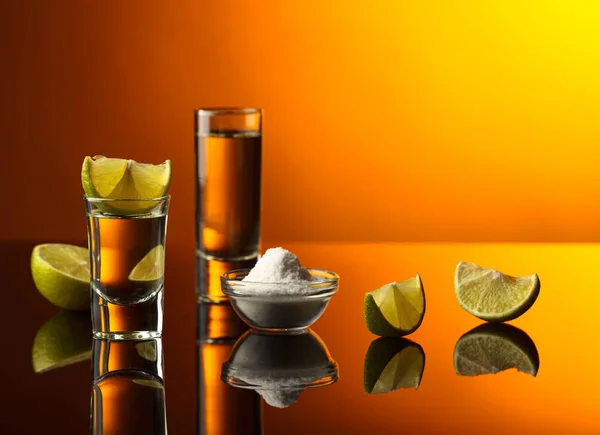 Gold Tequila Och Lime Svart Reflekterande Bakgrund — Stockfoto