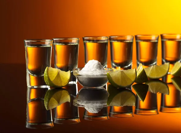 Tequila Dorada Lima Sobre Fondo Negro Reflectante —  Fotos de Stock