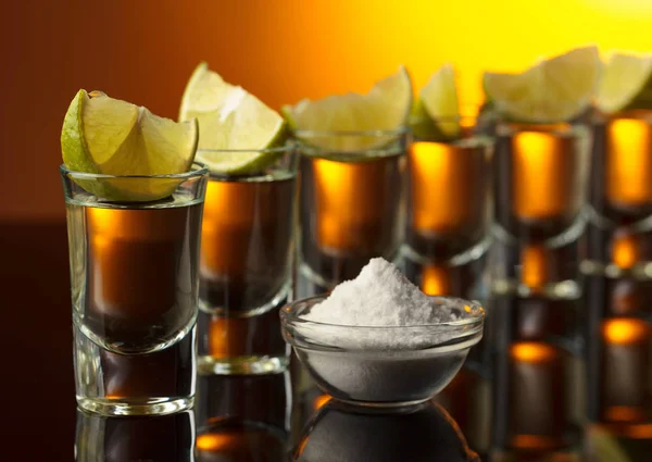 Tequila Dorada Lima Sobre Fondo Negro Reflectante — Foto de Stock