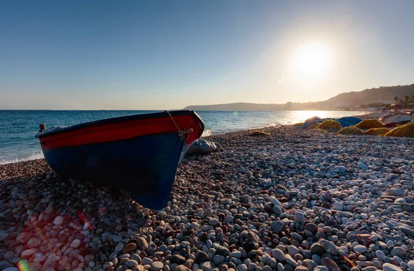 Velho Barco Pesca Ancorado Uma Praia Mar Mediterrâneo Nascer Sol — Fotografia de Stock