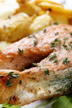 Kekik ve patates ile kavrulmuş Atlantik somonu.