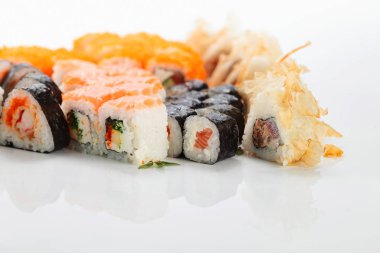 Japon suşi beyaz yansıtıcı arka planda