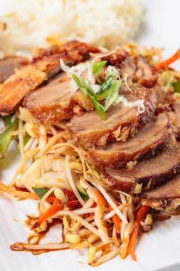 Sebze ve pirinç ile kavrulmuş et. Kore mutfağı.