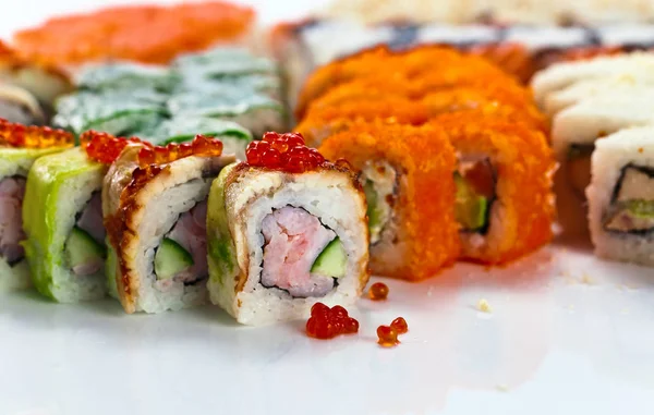 Japanse Sushi Een Witte Reflexieve Achtergrond — Stockfoto