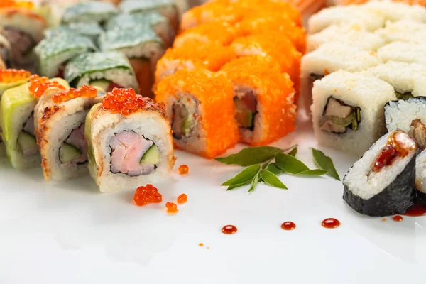 Japanse Sushi Een Witte Reflexieve Achtergrond — Stockfoto