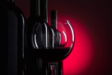 Gözlük ve şişe kırmızı şarap, metniniz için kopya alanı.