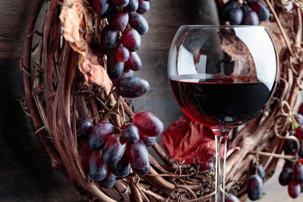 Bicchiere Vino Rosso Con Uva Foglie Vite Appassita — Foto Stock