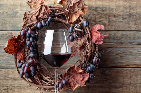 Glas Rotwein Mit Trauben Und Getrockneten Weinblättern Kopierraum Für Ihren — Stockfoto