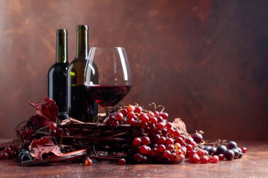 Kırmızı şarap ve taze üzüm ile kurutulmuş kadar asma yaprakları, metniniz için kopya alanı.