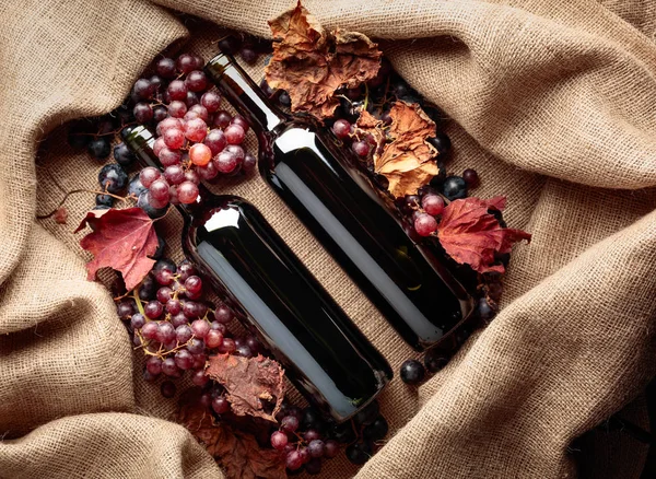 Bouteilles Vin Rouge Raisins Frais Avec Des Feuilles Vigne Séchées — Photo