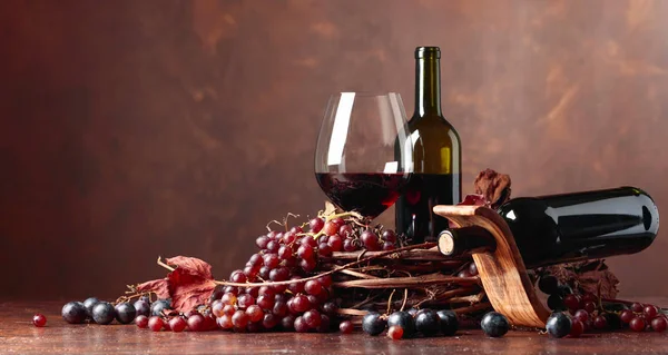 Vino Rosso Uva Fresca Con Foglie Vite Appassite Copiare Spazio — Foto Stock