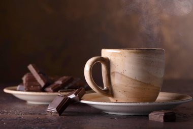Bir fincan sıcak çikolata ve bitter çikolata parçaları. Metniniz için kopya alanı.