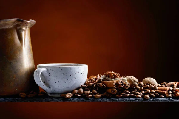 Старая Медь Кофеварка Чашки Кофе Зернах Специями — стоковое фото