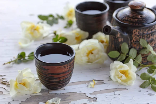 Keramiktassen Teekanne Und Weiße Hunderosen Auf Einem Alten Holztisch Garten — Stockfoto