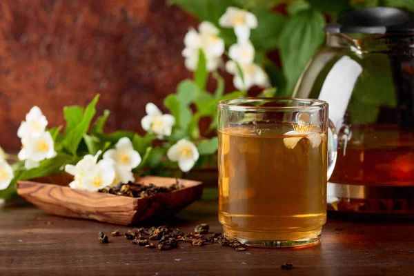 绿茶与茉莉花在杯子和茶壶在老木桌 复制空间 — 图库照片