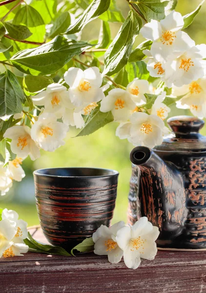 Jazmín Una Pequeña Taza Cerámica Sobre Una Vieja Mesa Madera —  Fotos de Stock