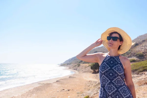 在地中海海岸戴墨镜和帽子的中年妇女 夏日阳光明媚的一天 复制空间 — 图库照片