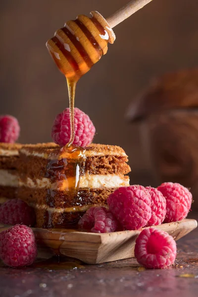 Домашній Шаруватий Медовий Торт Вершками Червоною Малиною — стокове фото