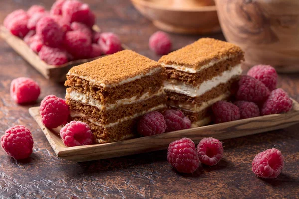 Gâteau Miel Fait Maison Avec Crème Framboises Rouges — Photo